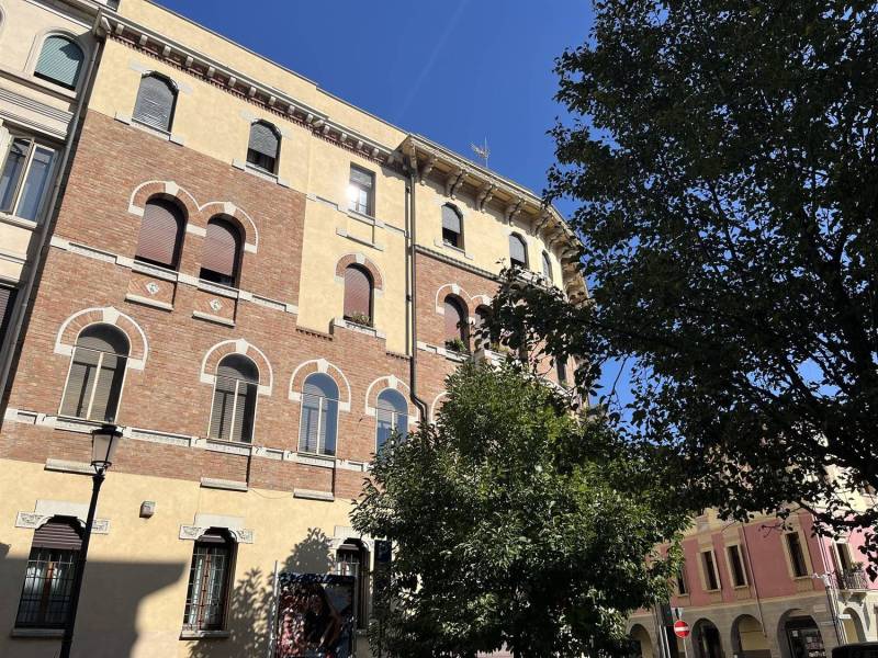 Centro, Piazza Castello. Elegante appartamento ultimo piano Centro, Piazza Castello. Elegante appartamento ultimo piano