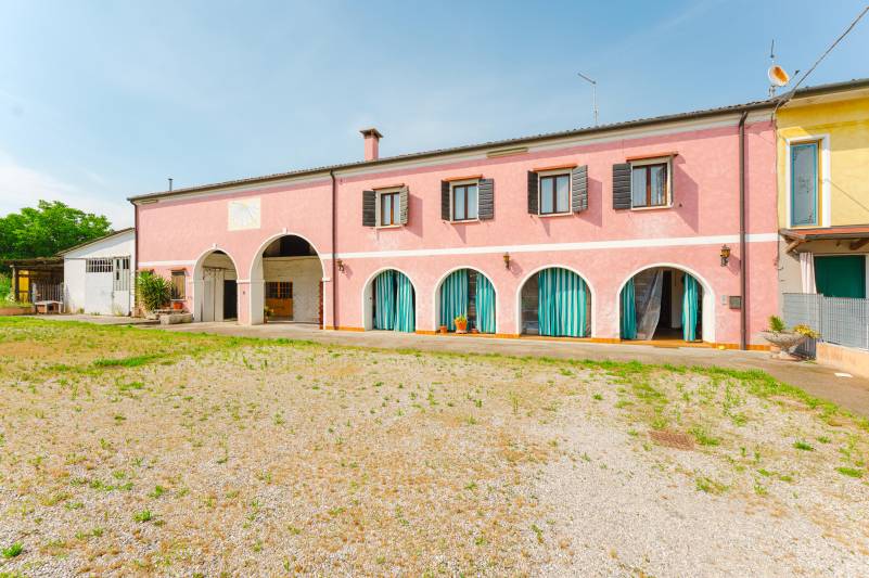 Cadoneghe. Rustico di ampia metratura Cadoneghe. Rustico di ampia metratura