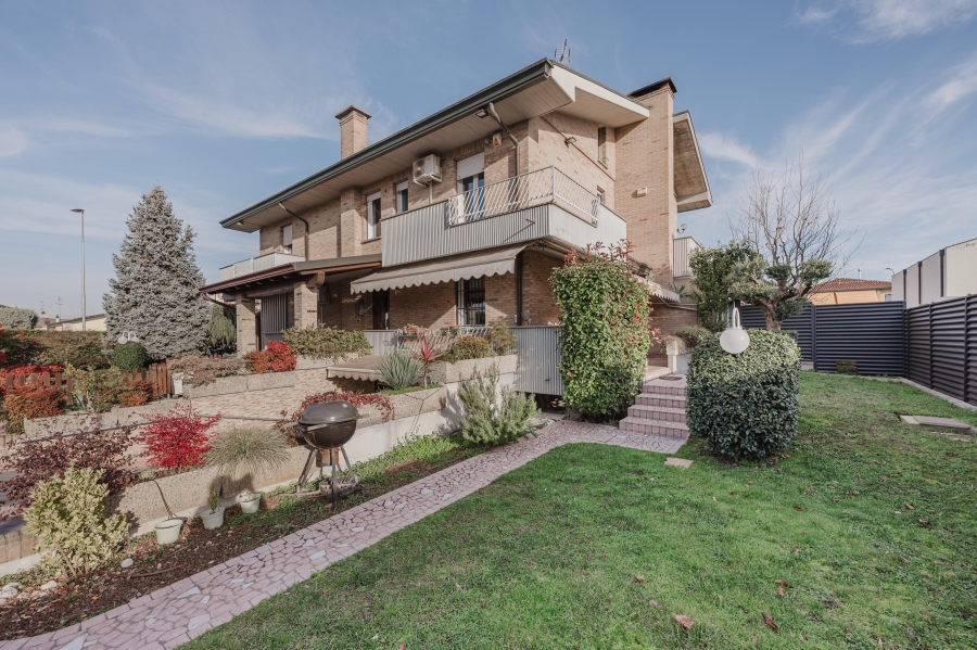 Vigonza località Busa. Porz. di bifamiliare con giardino piantumato - Grimaldi Padova