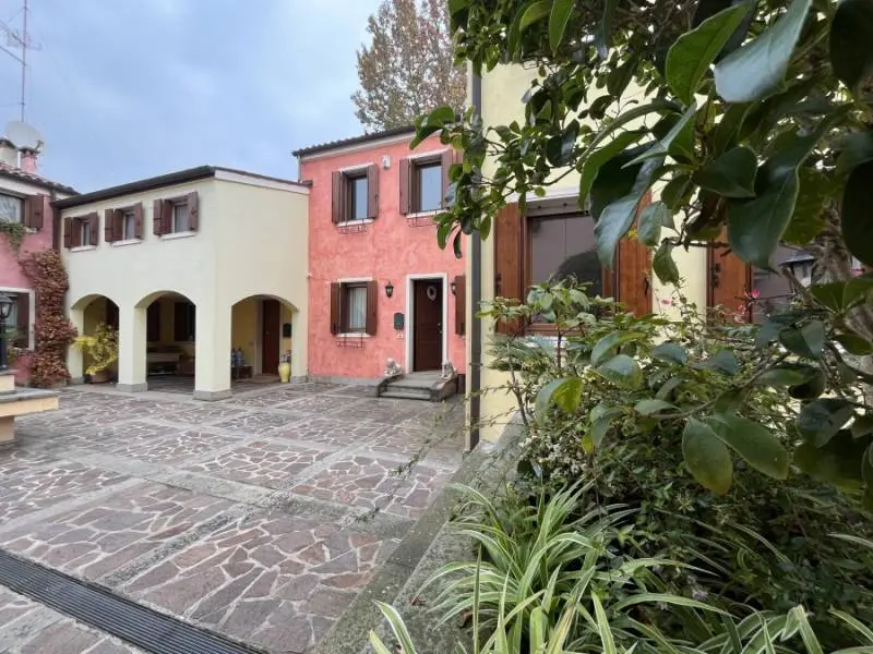 Centro storico. Palazzetto terra - cielo con doppio garage + p. auto Centro storico. Palazzetto terra - cielo con doppio garage + p. auto