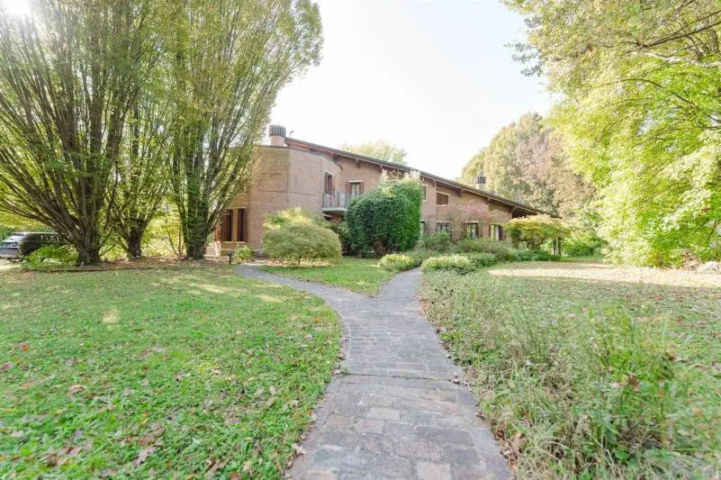 Campodarsego. Villa immersa nel verde Campodarsego. Villa immersa nel verde